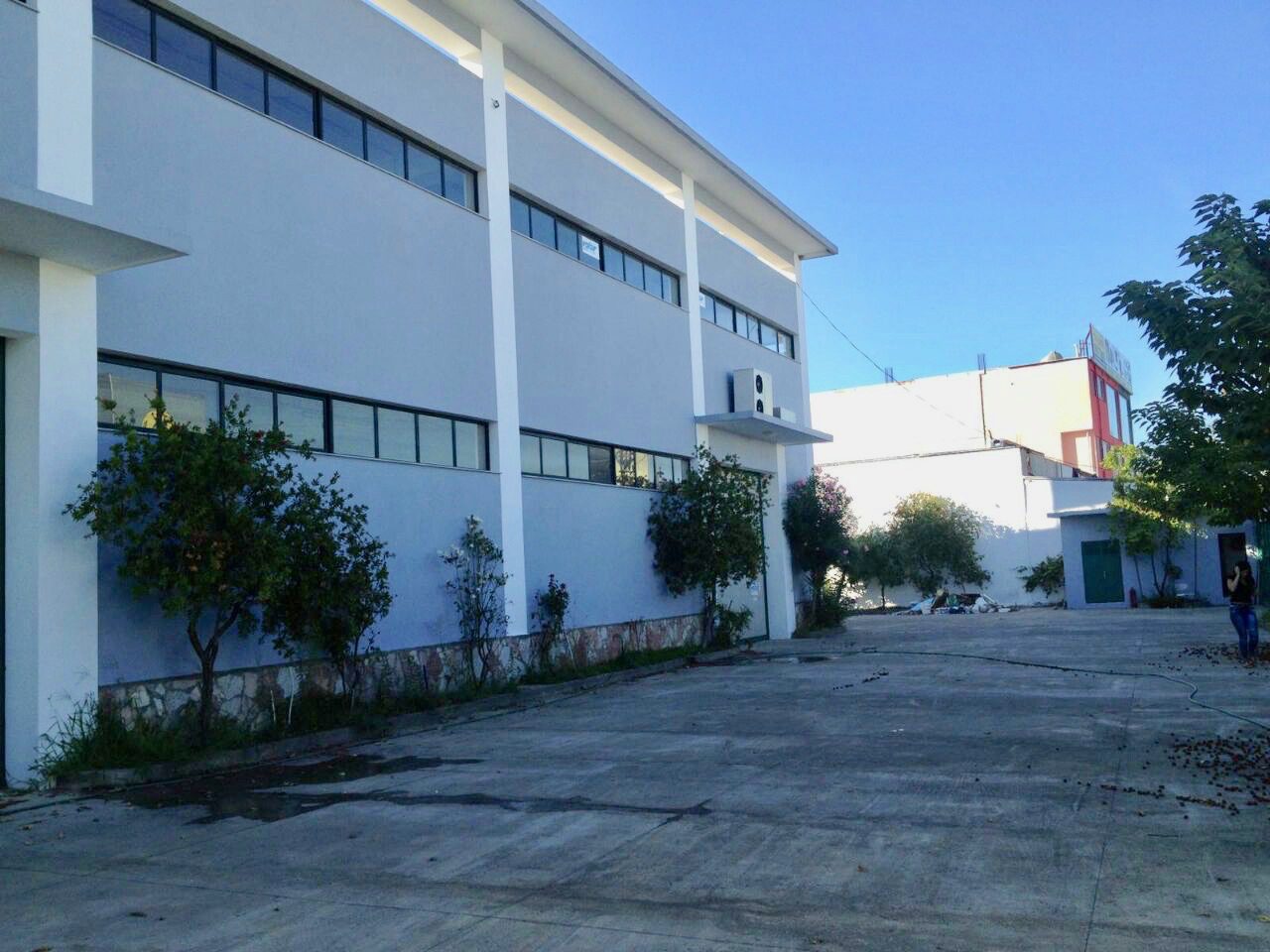 Shitet kapanon industrial ne autostraden Tirane-Durres.