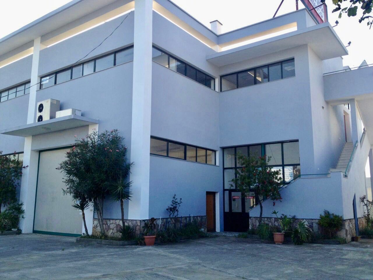 Shitet kapanon industrial ne autostraden Tirane-Durres.