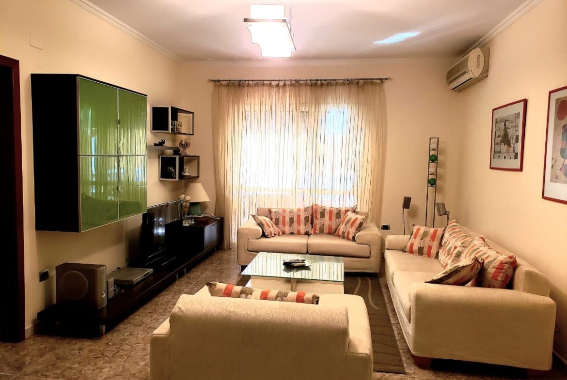 Jepet me qera apartament 2+1 tek Komuna e Parisit, Tirane