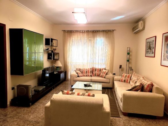 Jepet me qera apartament 2+1 tek Komuna e Parisit, Tirane