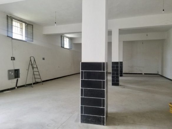 {:sq}{:sq}Magazine 146 m2 prane Tregut Industrial, Durres{:}{:}