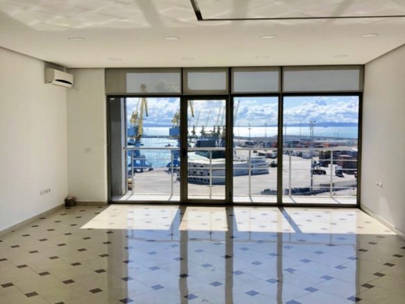 Njesi biznesi 113.5 m2 te pallati Fly-it, Durres
