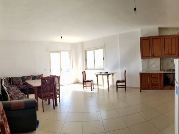 Apartament 3+1 te stacioni trenit, Durres