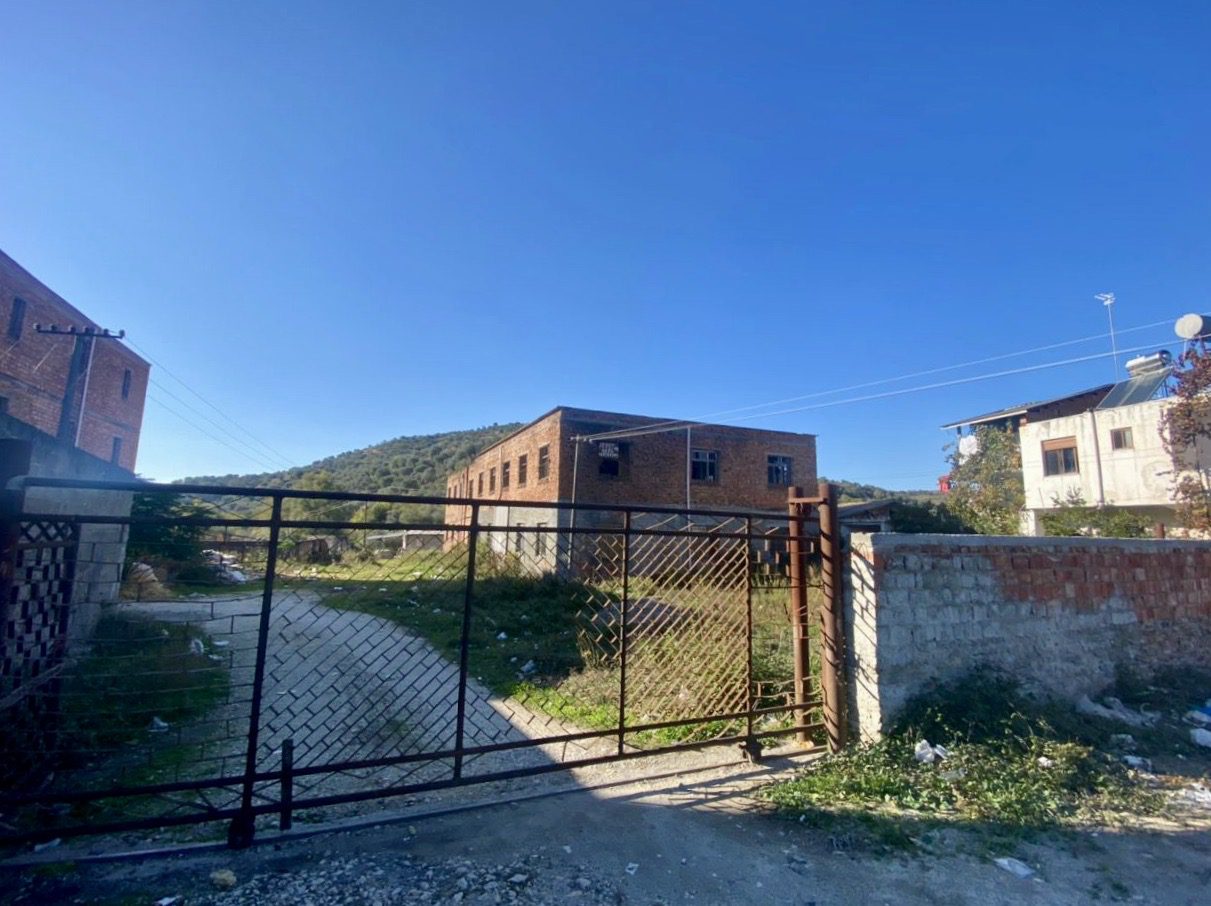 Magazina me siperfaqe 4500 m2 dhe 5500 m2 toke, Lushnje