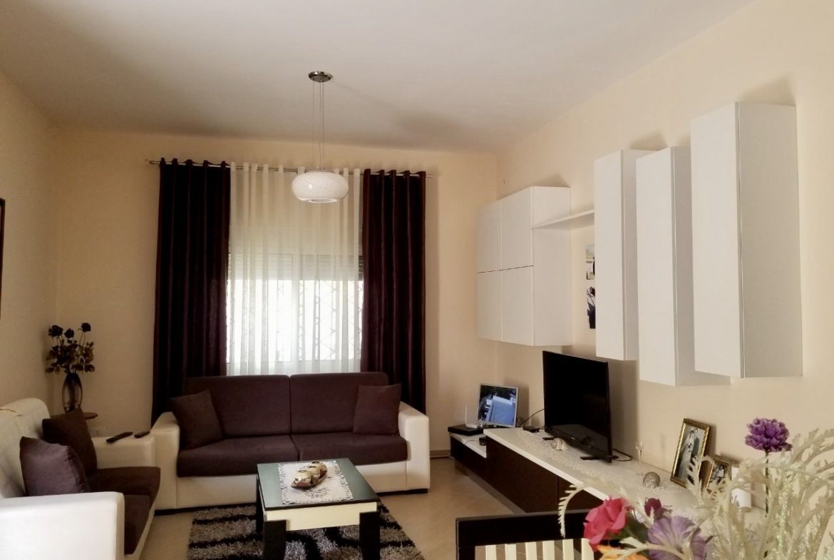 Shtepi private + dyqan prane shkolles Eftali Koci, Durres