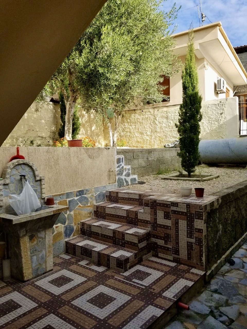 Shtepi private + dyqan prane shkolles Eftali Koci, Durres