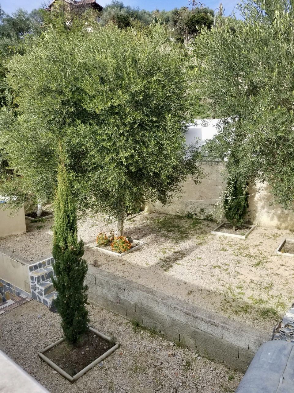 Shtepi private + dyqan prane shkolles Eftali Koci, Durres