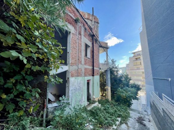 Objekt ndertimi se bashku me 1500 m2 prane Kalase Durres