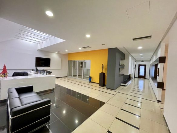 Ambient biznesi 740 m2 te 15-kateshi, Tirane