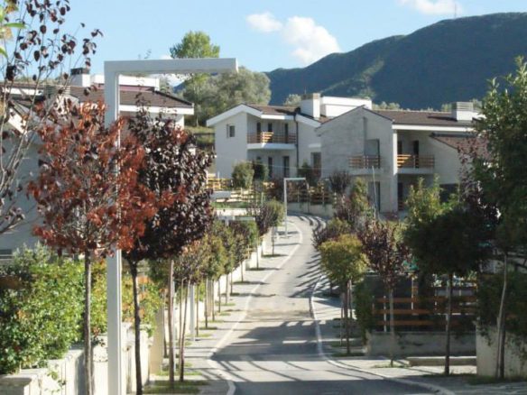 Vile 2 kateshe ne Long Hill residence me qera, Tirane.