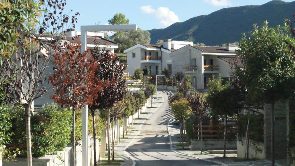 Vile 2 kateshe ne Long Hill residence me qera, Tirane.