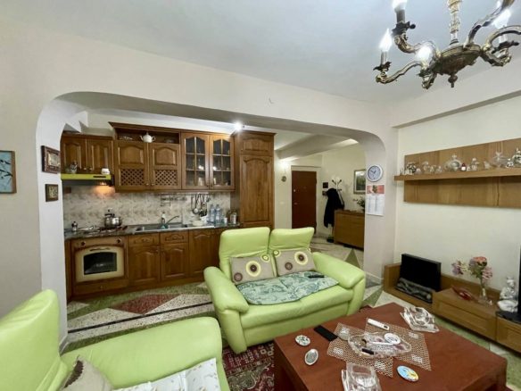 Apartament 2+1 prane Muzeumit te Deshmoreve, Durres
