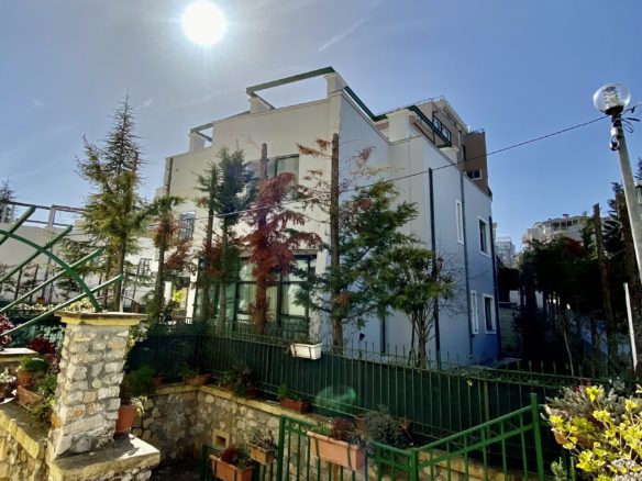 Super vile 4-kateshe per shitje, prane Liqenit Artificial, Tirane.