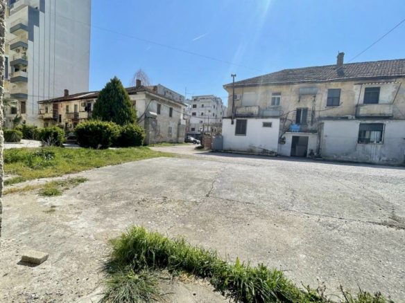 1880 m2 toke prane Hotel Palace, Plazh