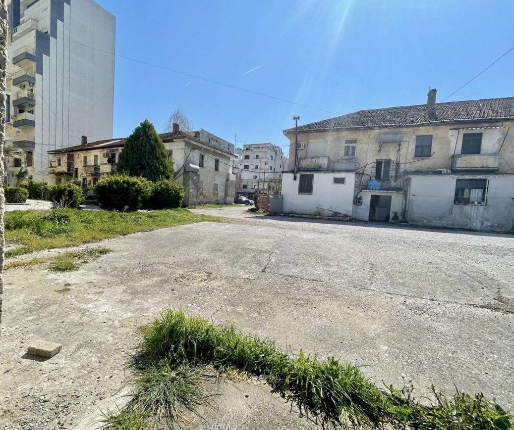 1880 m2 toke prane Hotel Palace, Plazh