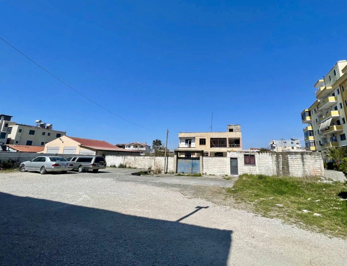1880 m2 toke prane Hotel Palace, Plazh