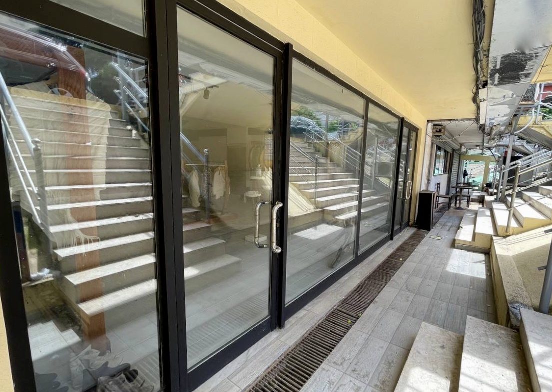 Ambient biznesi 76.50 m2 ngjitur me pallatin e Sportit, Durres