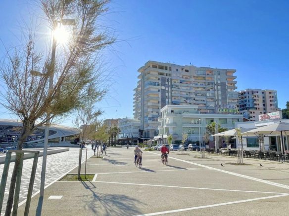 Shiten 2 katet e fundit te nje pallati perballe detit te Gelateri Cela, Durres