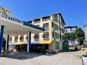 Hotel se bashku me karburant per shitje te Shkembi Kavajes