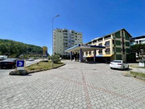 Hotel se bashku me karburant per shitje te Shkembi Kavajes