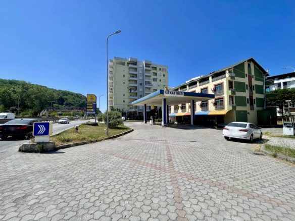 Hotel se bashku me karburant per shitje te Shkembi Kavajes