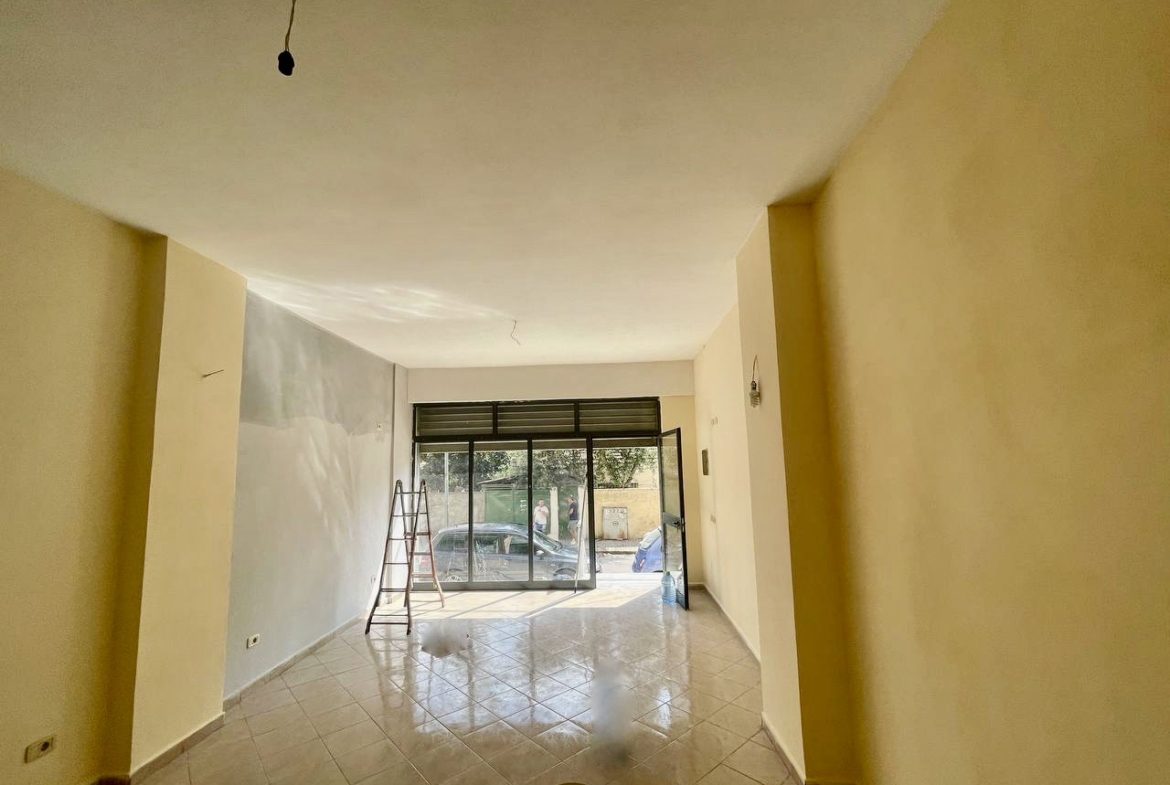 Ambient biznesi 35 m2 me qira mbrapa rajonit te policise, Durres