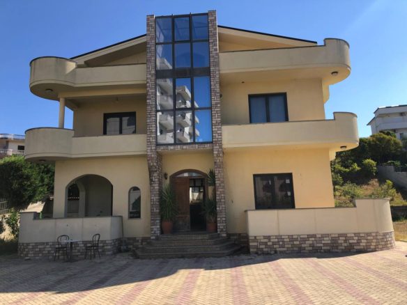 Vile 3 kateshe per shitje, prane Hotel Villa Pascucci, Durres.