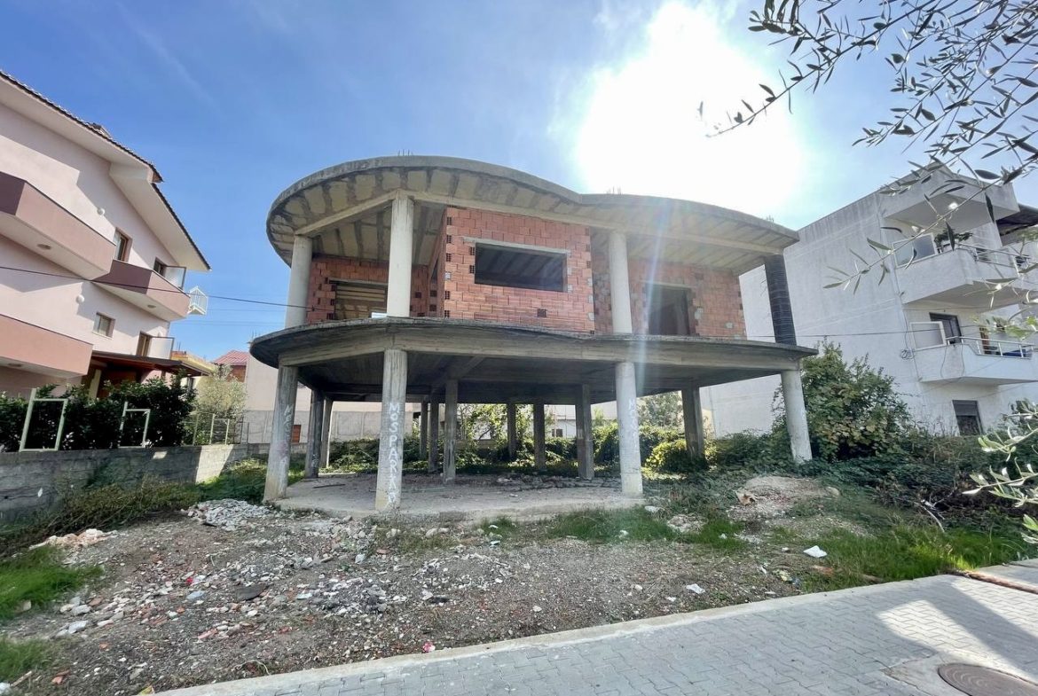 Shitet vile 2 kateshe e paperfunduar prane tregut industrial Durres