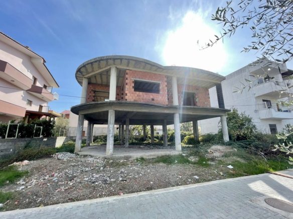 Shitet vile 2 kateshe e paperfunduar prane tregut industrial Durres