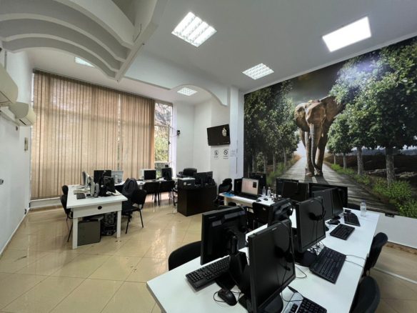 Ambient biznesi per shitje, pas Ish-Universitetit Europian te Tiranes, Tirane.