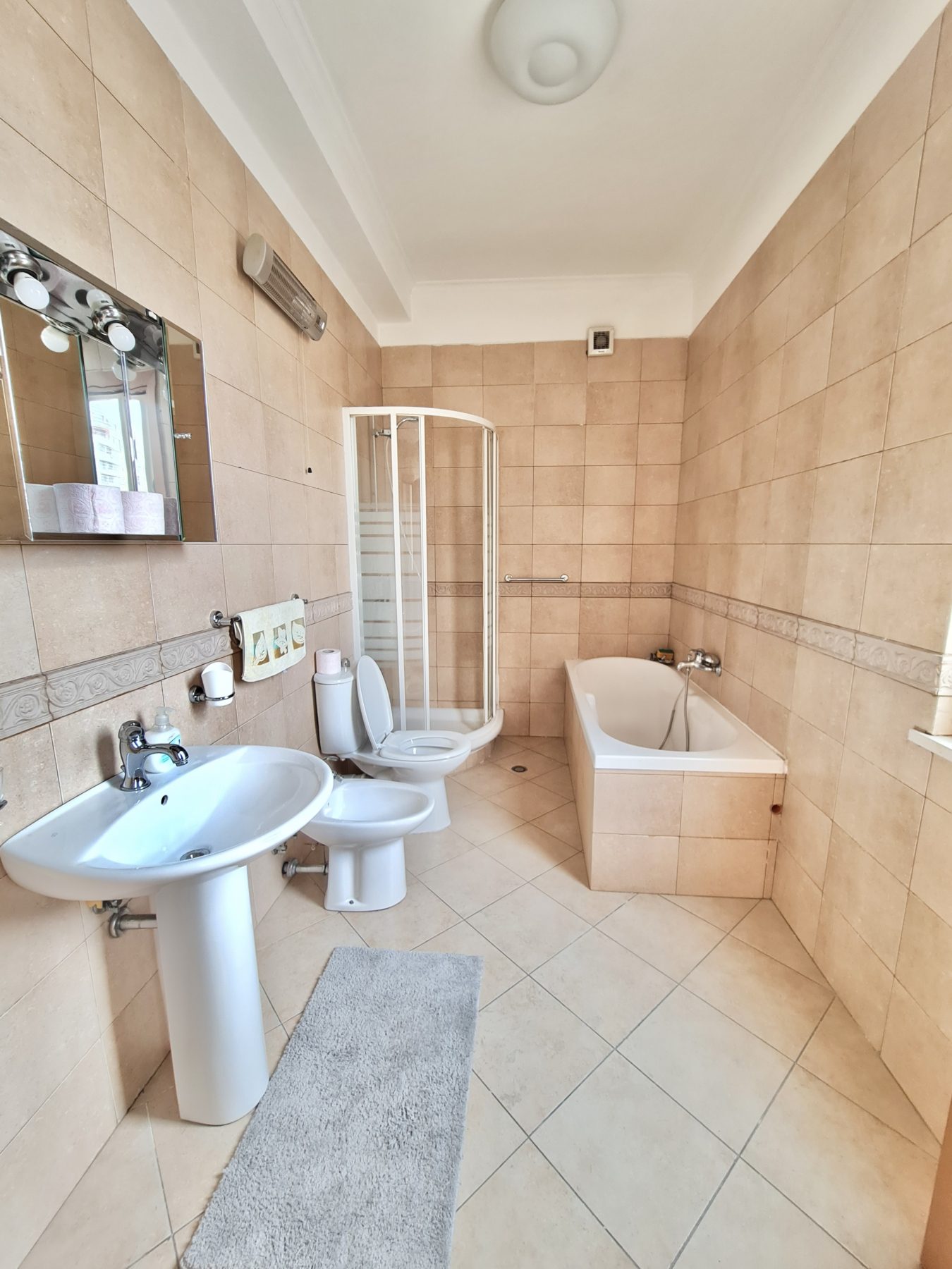 Apartament 3+1 me qira ne Bllok, Tirane