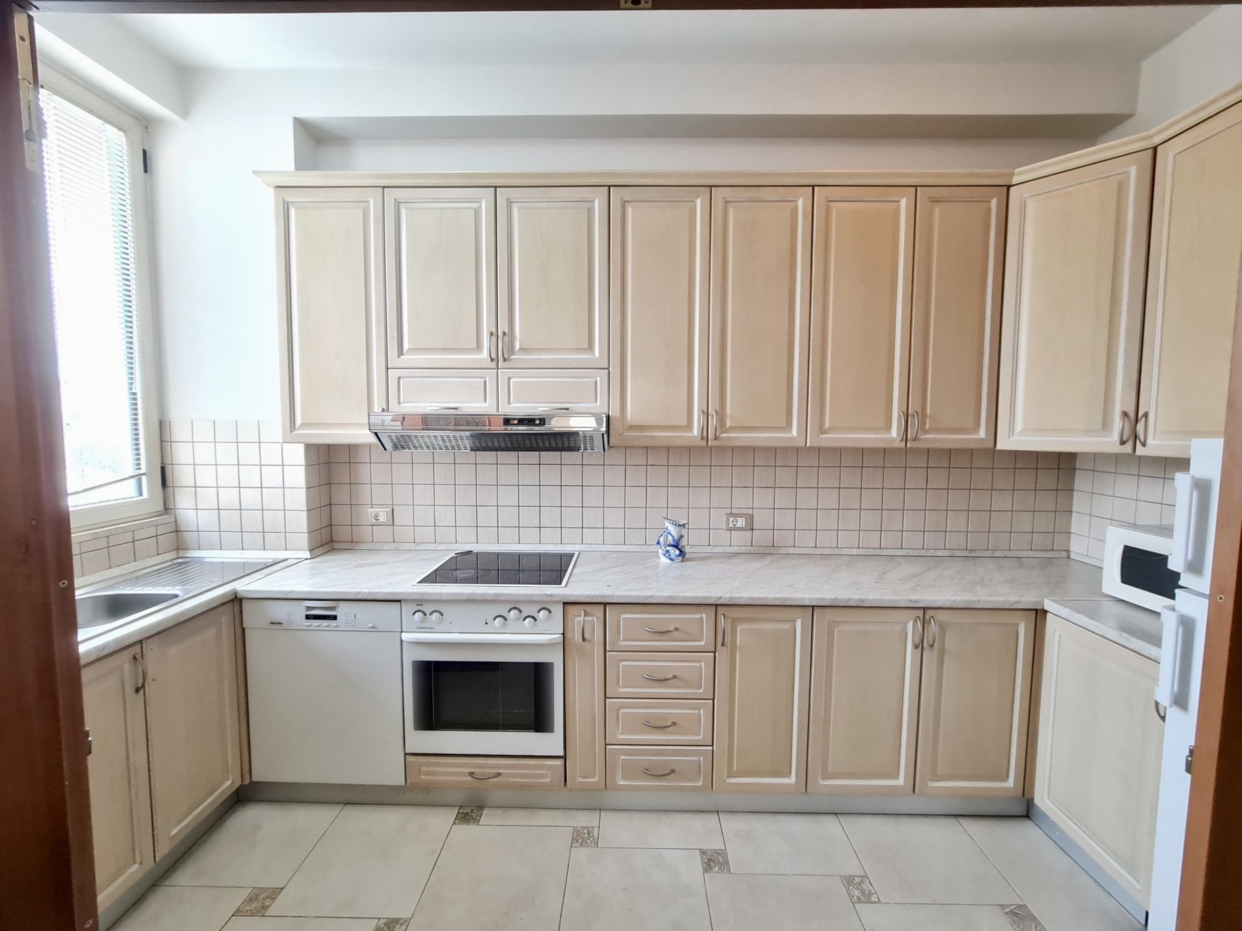 Apartament 3+1 me qira ne Bllok, Tirane
