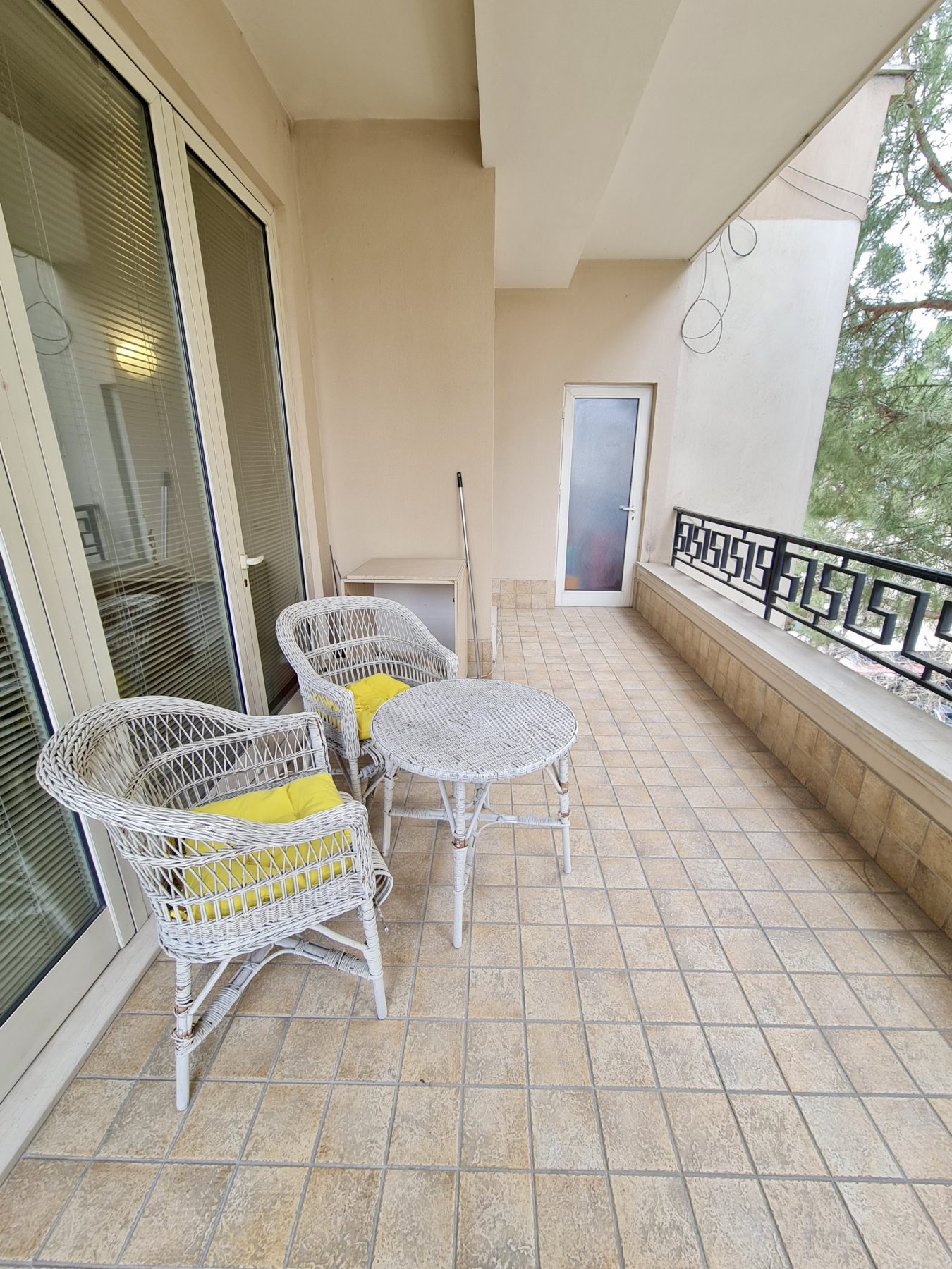 Apartament 3+1 me qira ne Bllok, Tirane