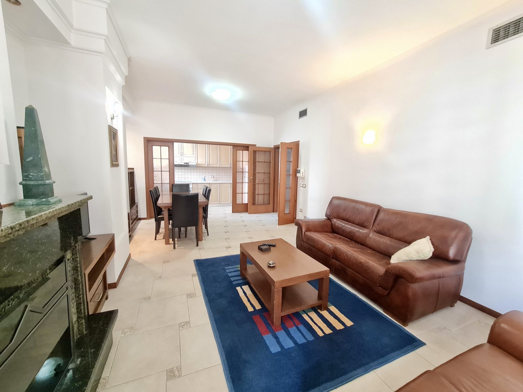 Apartament 3+1 me qira ne Bllok, Tirane