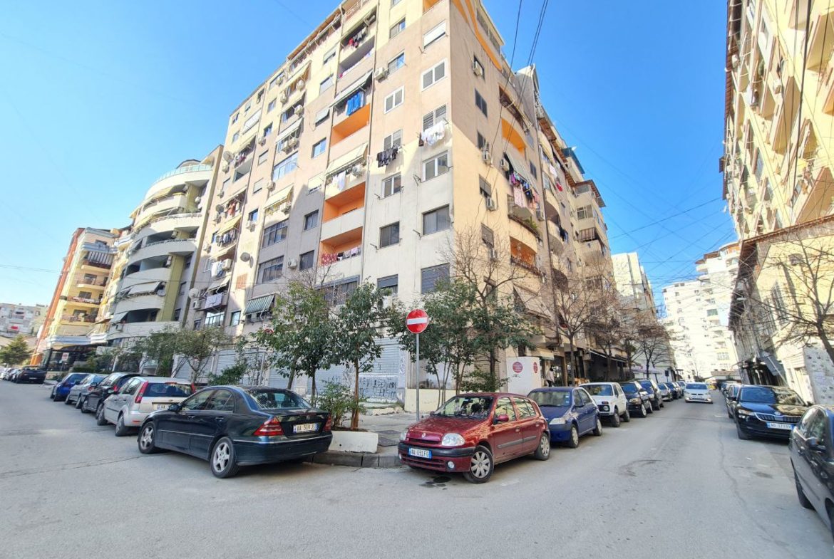 Okazion! Dyqan per shitje, te Komuna e Parisit, Tirane.