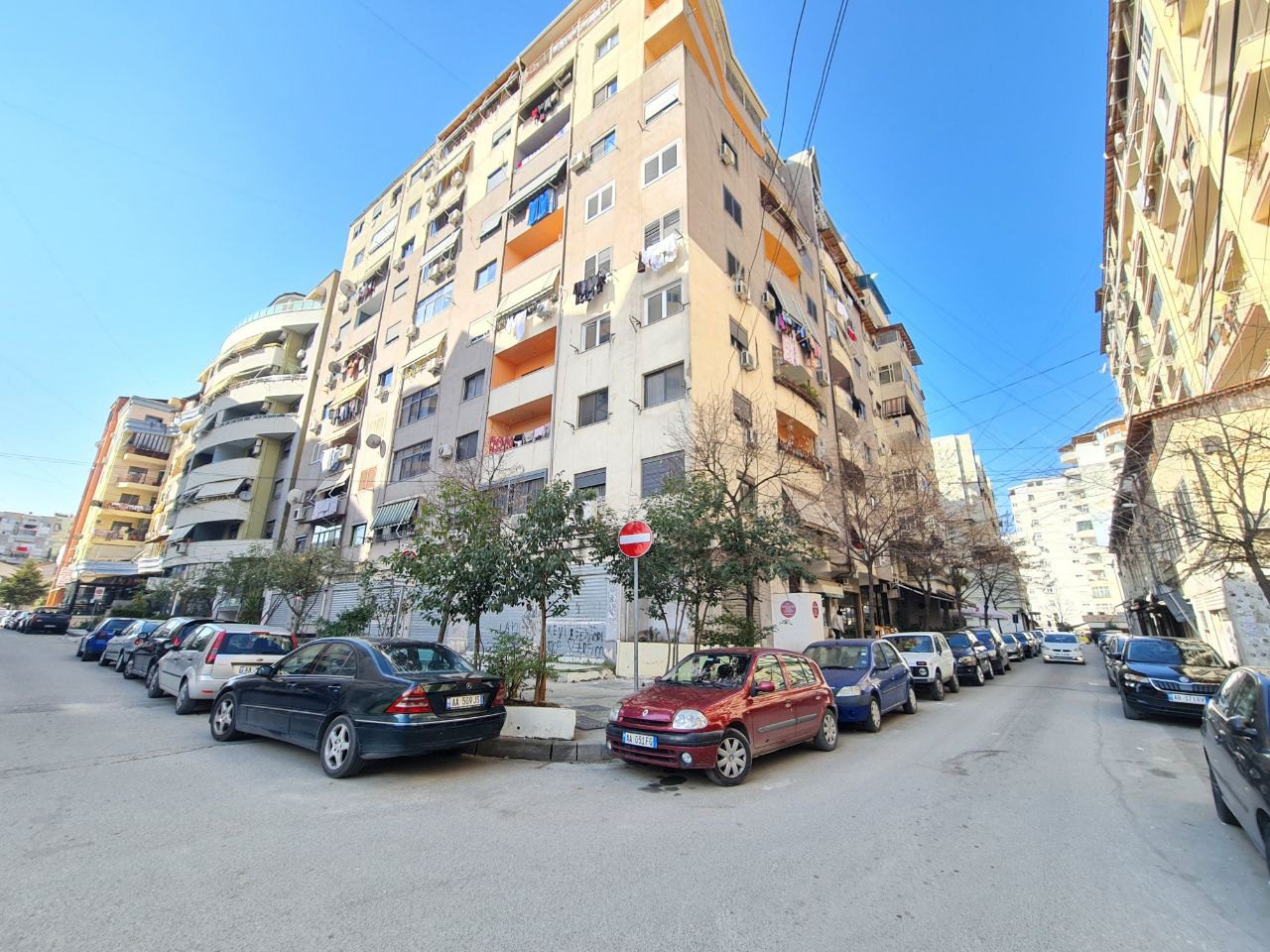 Okazion! Dyqan per shitje, te Komuna e Parisit, Tirane.