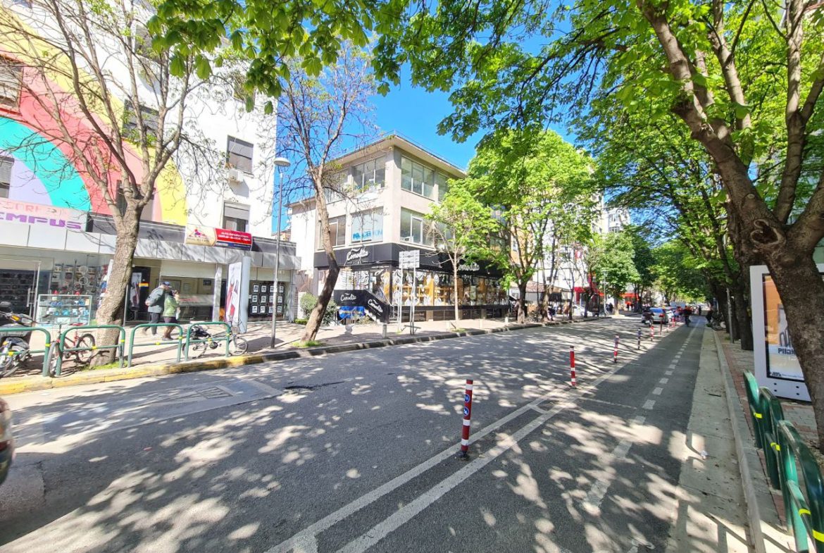 Ambient tregtar per shitje, ne Bllok, Tirane!
