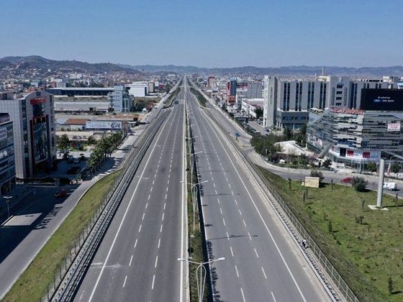 Toke per shitje, ne autostraden Tirane-Durres.