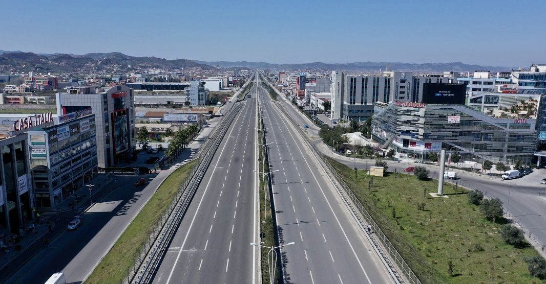 Toke per shitje, ne autostraden Tirane-Durres.