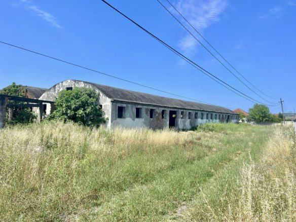 Objekt 4580 m2 se bashku me 12’000 m2 truall per shitje, Tre Urat, Lushnje