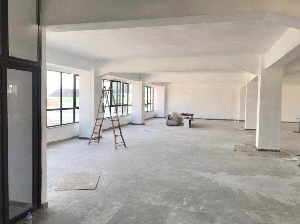 Objekt biznesi 3 kate se bashku me 1600 m2 toke ne Shkozet, Durres