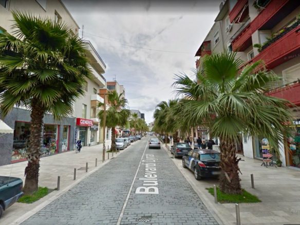 Ndertese+ truall per shitje, te Bulevardi kryesor, Durres.