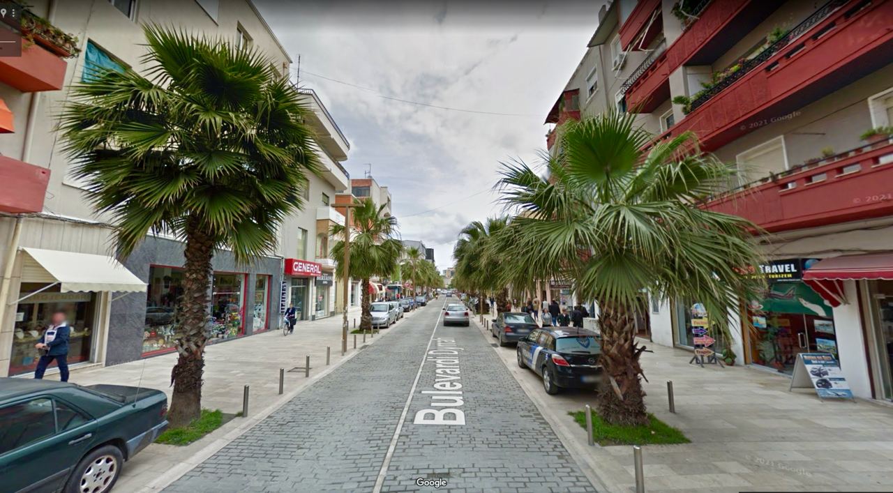 Ndertese+ truall per shitje, te Bulevardi kryesor, Durres.