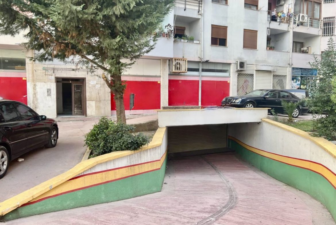 Per shitje 33 poste parkimi, Kashar