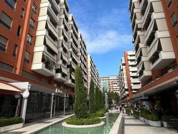 Shitet dyqan 99 m2 te Kompleksi Delijorgji, Tirane