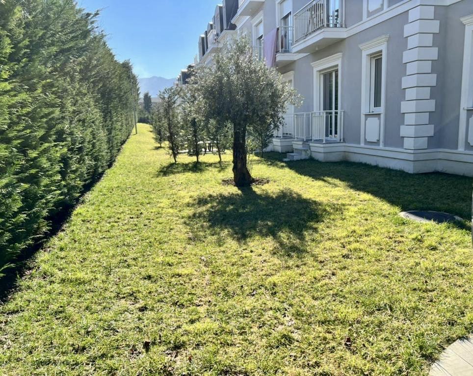 Apartament me oborr per shitje prane Teg-ut, Tirane￼