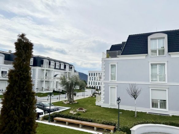 Apartament me oborr per shitje prane Teg-ut, Tirane￼