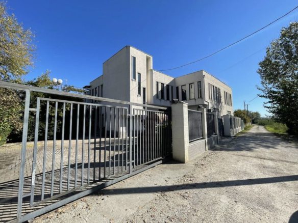 {:sq}Objekt biznesi per shitje ne Shkozet, Durres{:}