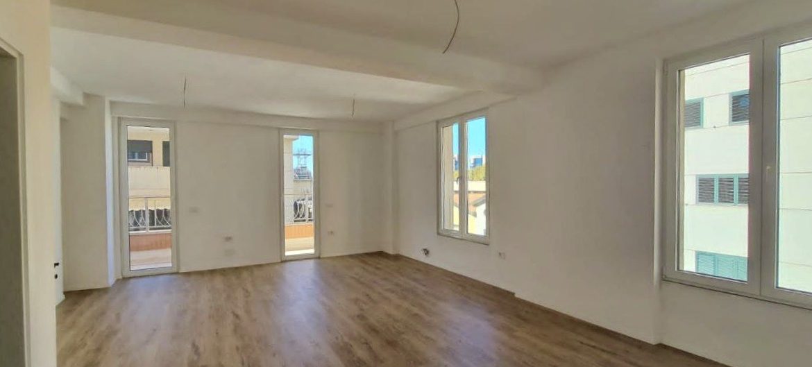 Apartament per shitje + parkim pas RTSH-së, Tirane