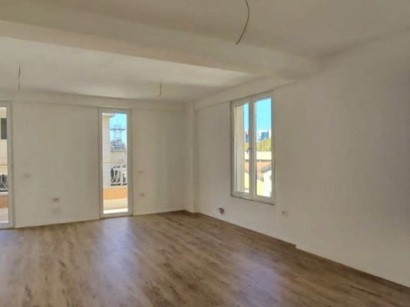 Apartament per shitje + parkim pas RTSH-së, Tirane